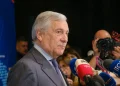 Antonio Tajani in primo piano parla ai microfoni della stampa.