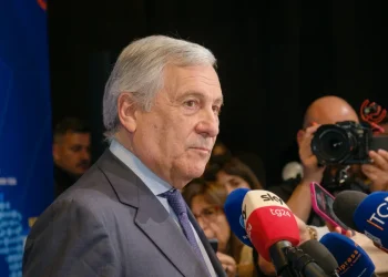 Antonio Tajani in primo piano parla ai microfoni della stampa.