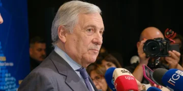 Antonio Tajani in primo piano parla ai microfoni della stampa.