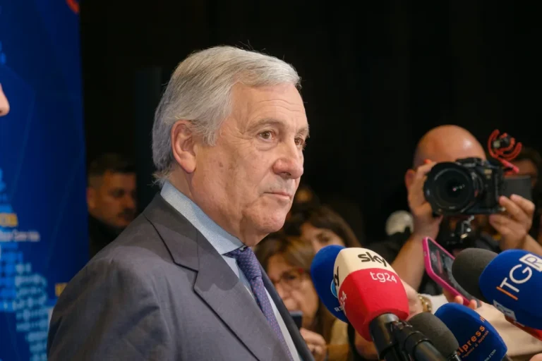 Tajani: “Aspides continuerà, forte protezione ai mercantili nel Mar Rosso”