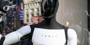 Robot umanoide Tesla Optimus bianco e nero con logo Tesla su petto