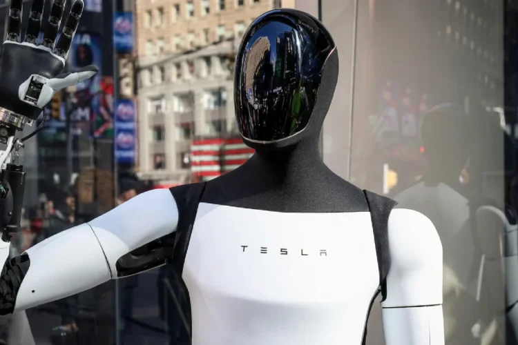 Robot umanoide Tesla Optimus bianco e nero con logo Tesla su petto