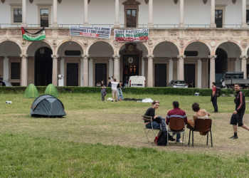 Studenti protestano contro caro affitti con tende nel cortile universitario. Milano, gli studenti tornano in tenda alla Statale contro i criteri di accesso agli studentati