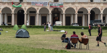 Studenti protestano contro caro affitti con tende nel cortile universitario. Milano, gli studenti tornano in tenda alla Statale contro i criteri di accesso agli studentati