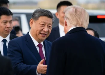 Xi Jinping parla con Donald Trump in un incontro informale.