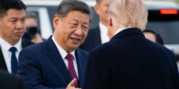Xi Jinping parla con Donald Trump in un incontro informale.