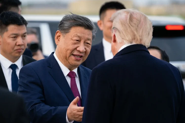Xi Jinping parla con Donald Trump in un incontro informale.