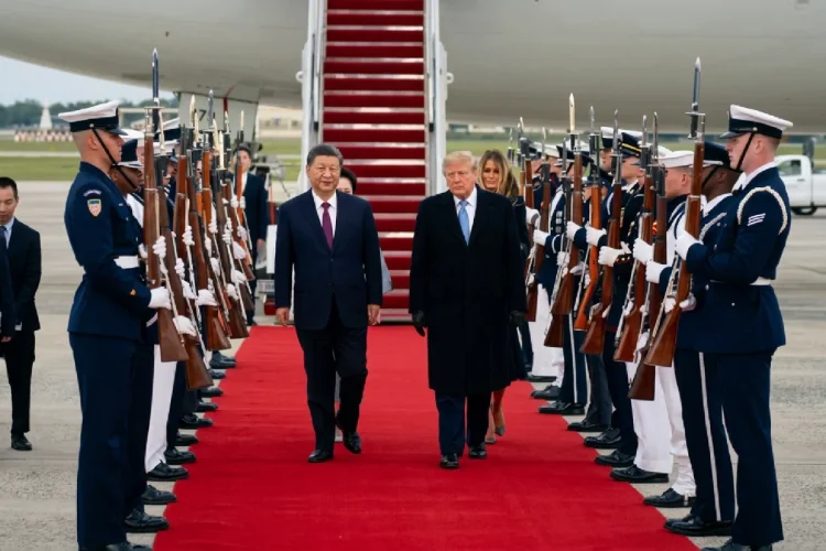 Trump e Xi Jinping sfilano con guardia d'onore, aereo presidenziale
