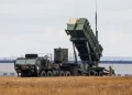 Sistema missilistico Patriot su veicolo militare in campo, un soldato.