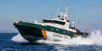 Pattugliatore Guardia Civil spagnola sfreccia in mare aperto