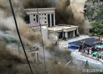 Una devastante alluvione improvvisa ha colpito le zone di confine tra Nepal e Cina