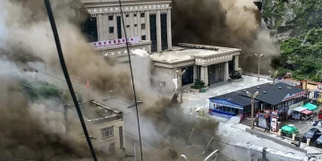 Una devastante alluvione improvvisa ha colpito le zone di confine tra Nepal e Cina
