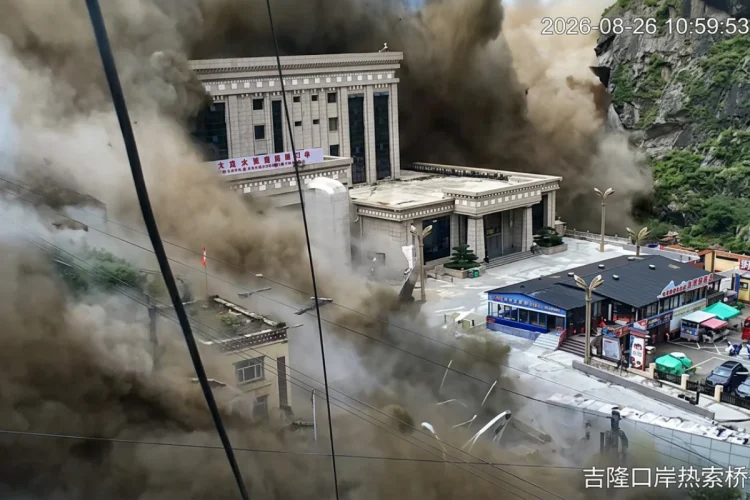 Una devastante alluvione improvvisa ha colpito le zone di confine tra Nepal e Cina