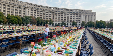 Lunghe tavolate allestite all'aperto davanti al Palazzo del Parlamento di Bucarest. Bucarest: record mondiale con 20mila a tavola per il primo ospedale psichiatrico pediatrico