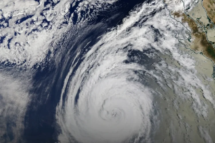 Immagine satellitare uragano Marie sull'Oceano Pacifico vicino alla California.