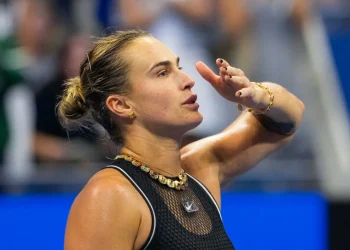 Sabalenka tennista con espressione dispiaciuta durante partita US Open