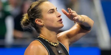 Sabalenka tennista con espressione dispiaciuta durante partita US Open