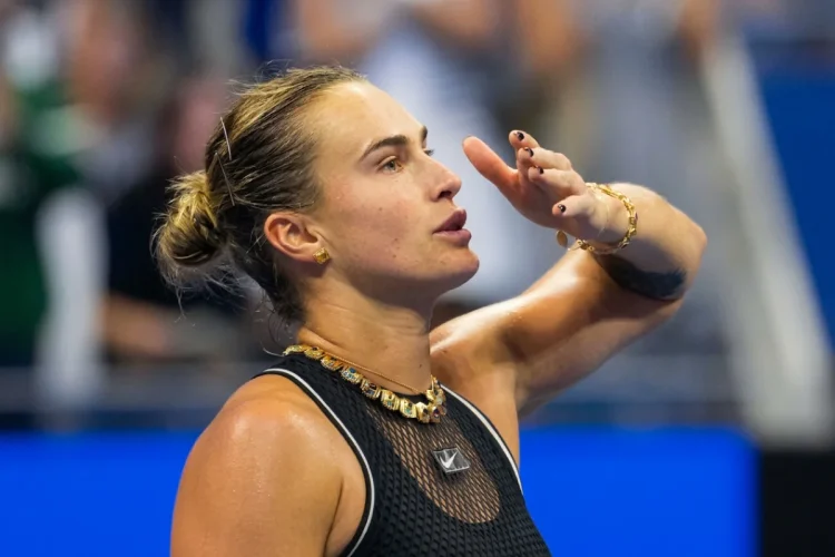 Sabalenka tennista con espressione dispiaciuta durante partita US Open