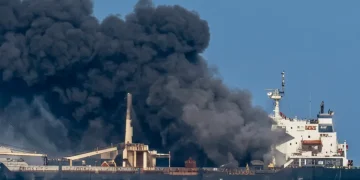 Nave RAVIN GAURAV in fiamme con denso fumo nero sul mare
