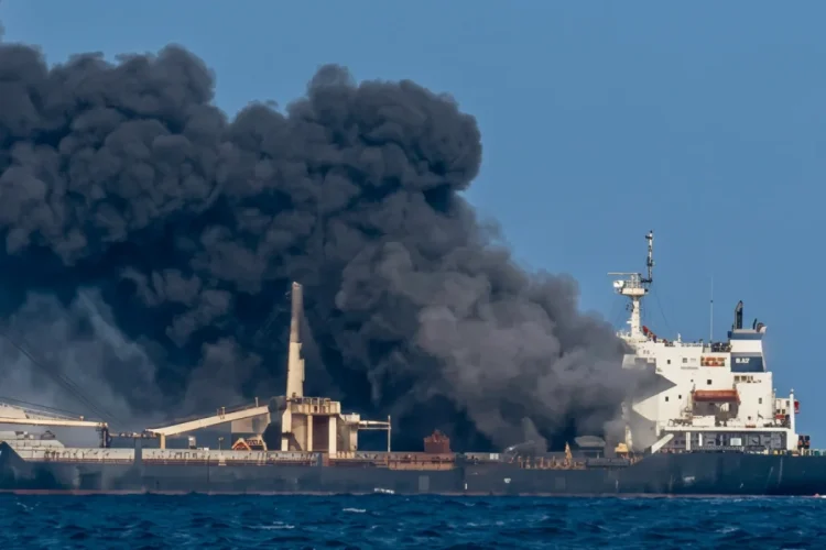 Nave RAVIN GAURAV in fiamme con denso fumo nero sul mare