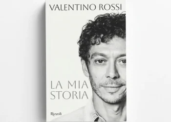 Valentino Rossi ritratto in bianco e nero sulla copertina del libro
