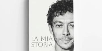Valentino Rossi ritratto in bianco e nero sulla copertina del libro