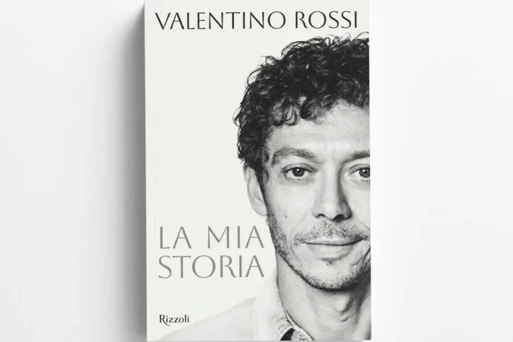 Valentino Rossi ritratto in bianco e nero sulla copertina del libro