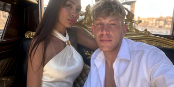 Sean Michieli e donna sorridono in gondola a Venezia. Chi era Sean Michieli, morto in barca a Venezia: si cerca la moglie Gabriela Querino