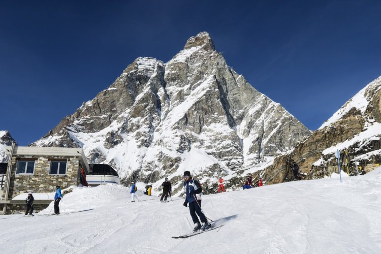Cervino, dispersa trail runner canadese: ricerche sospese, ultima traccia una foto a 4000m