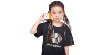 Bambina con trecce colorate tiene un cubo di Rubik bianco. Cubo di Rubik, bambina di 6 anni detiene il record mondiale femminile di risoluzione