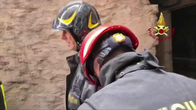 Luca Olmetto torna in salvo dopo 26 ore nella grotta in Sardegna
