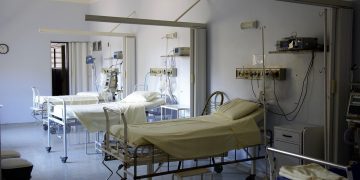 Lettini di ospedale. Donna incinta muore con la bimba dopo il rifiuto di ricovero: aperta un'indagine