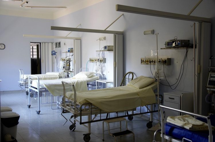 Lettini di ospedale. Donna incinta muore con la bimba dopo il rifiuto di ricovero: aperta un'indagine