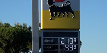 Benzina e gasolio, i prezzi scendono in Italia con i limiti fissati dalle compagnie