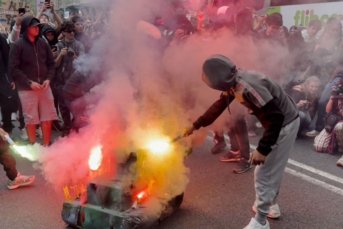 Torino, scontri al corteo studentesco: tre minorenni arrestati dopo lancio di sassi e idranti, docenti tentano di fare da scudo