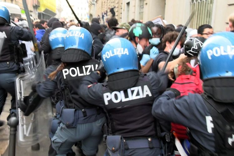 Milano, la polizia risale all'ideatore della pagina Movimento 17 ottobre