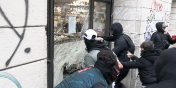 Milano, la polizia porta in questura 271 persone dopo gli scontri