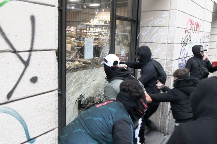 Milano, la polizia porta in questura 271 persone dopo gli scontri