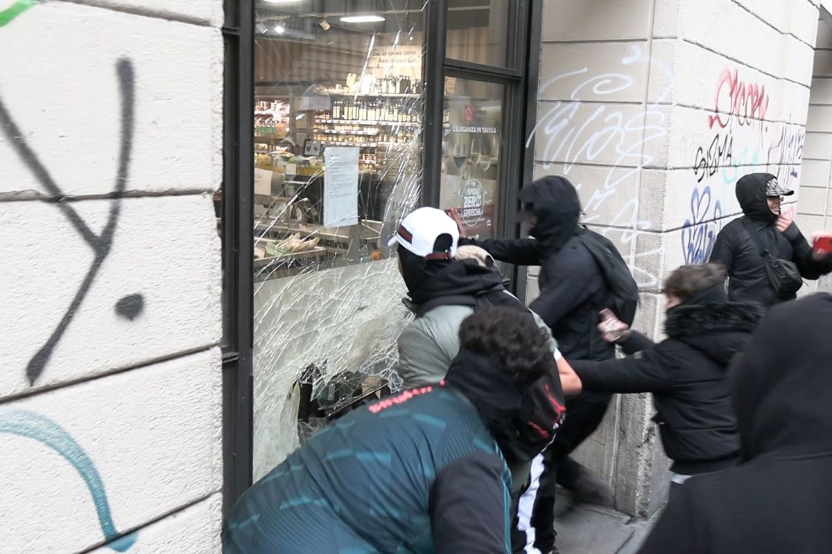 Scontri a Milano, i pm: “Azioni distruttive di rara violenza”