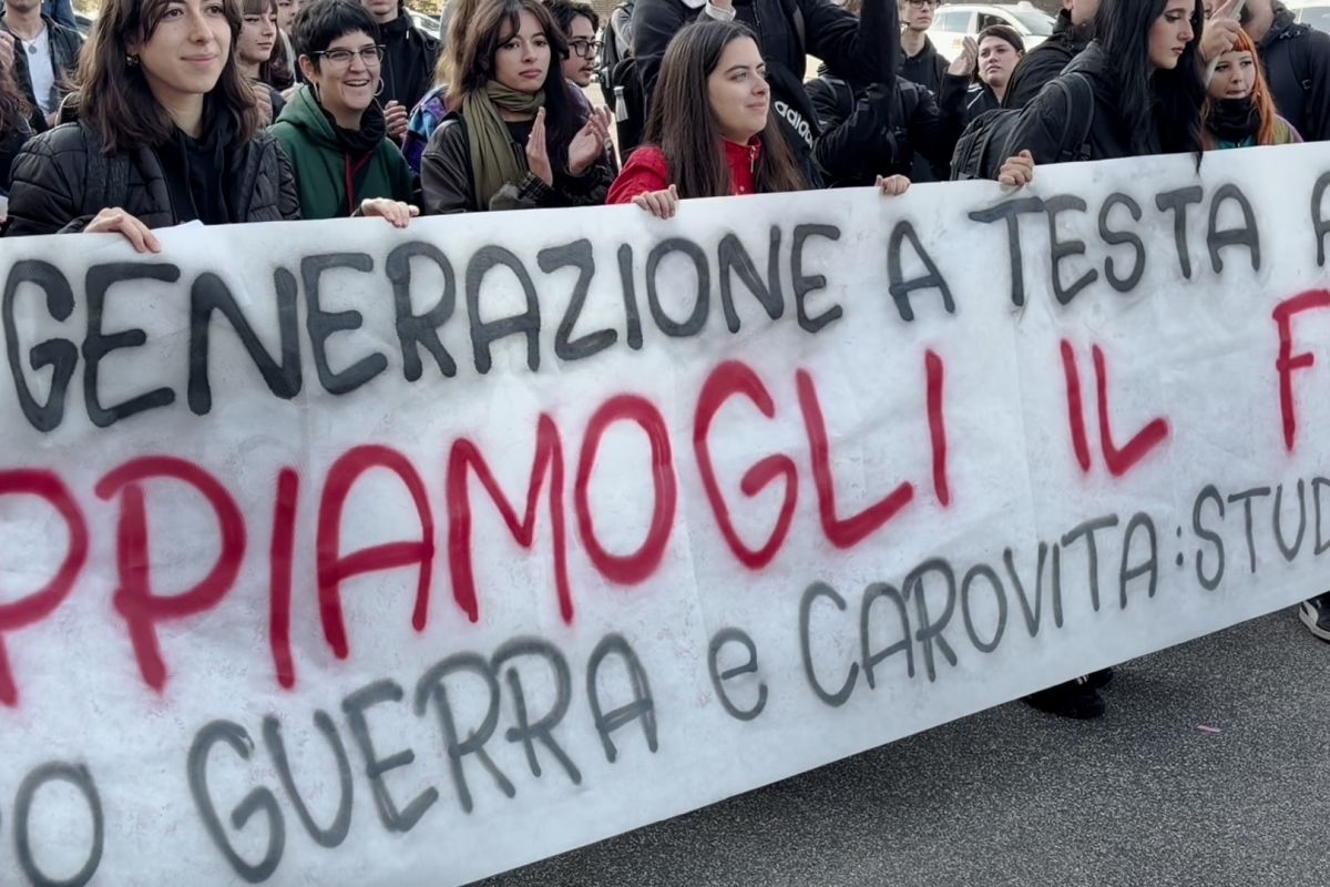 Sciopero generale, studenti in piazza a Roma: “Ci servono più aule e non più armi”