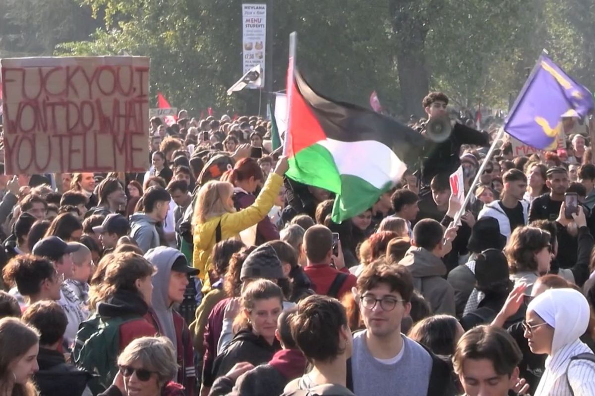 Milano, studenti in corteo per lo sciopero generale: “Siamo una generazione senza futuro”