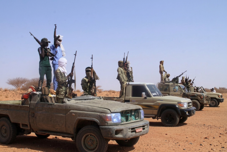Uomini armati su veicoli fuoristrada nel deserto in Sudan. Un drone colpisce il mercato di Nyala in Sudan: almeno 21 morti
