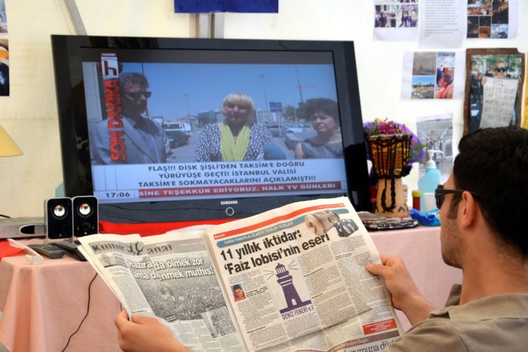 La polizia irrompe a Halk TV a Istanbul, interrotta la diretta