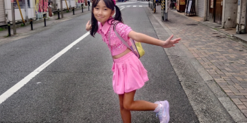 Hirata Runa, giovane ragazza giapponese, sorride in strada a Tokyo. La popstar Hirata Runa si è spenta a 8 anni in Giappone, cinque giorni dopo il suo ultimo concerto