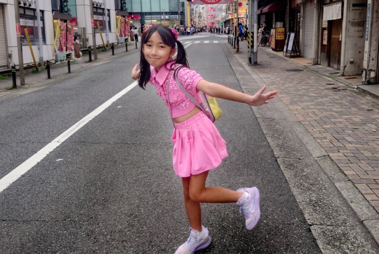 Hirata Runa, giovane ragazza giapponese, sorride in strada a Tokyo. La popstar Hirata Runa si è spenta a 8 anni in Giappone, cinque giorni dopo il suo ultimo concerto