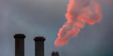 Chimneys. Greenpeace: Roma è 14esima su 15 nell'uscita dal riscaldamento fossile