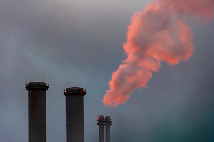 Chimneys. Greenpeace: Roma è 14esima su 15 nell'uscita dal riscaldamento fossile