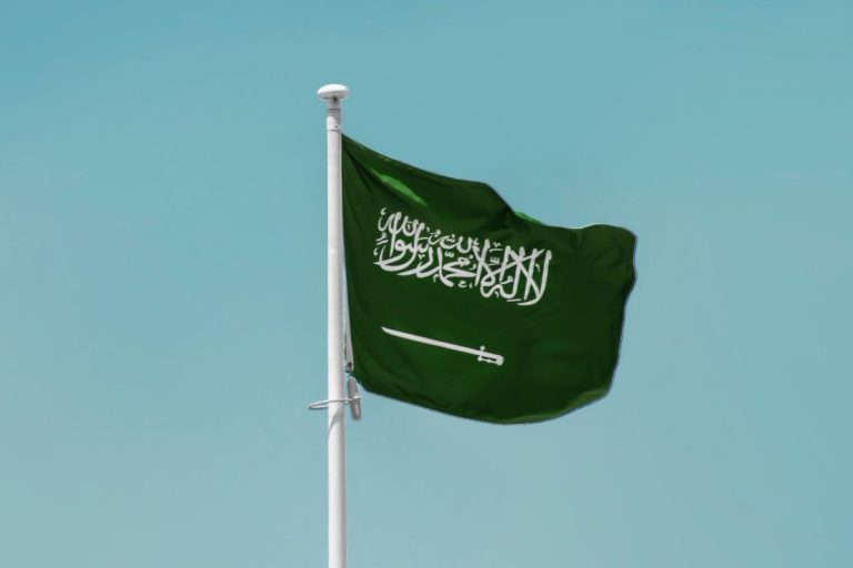 L’attacco Houthi a Riyadh supera le difese: l’Arabia Saudita apre un’inchiesta