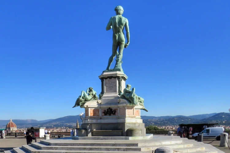 Allarme a Firenze: trovata bombola di gas sotto il David al Piazzale Michelangelo