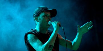 Clementino sul palco con microfono. Clementino sostiene gli autotrasportatori in protesta: "Mio nonno era uno di voi"